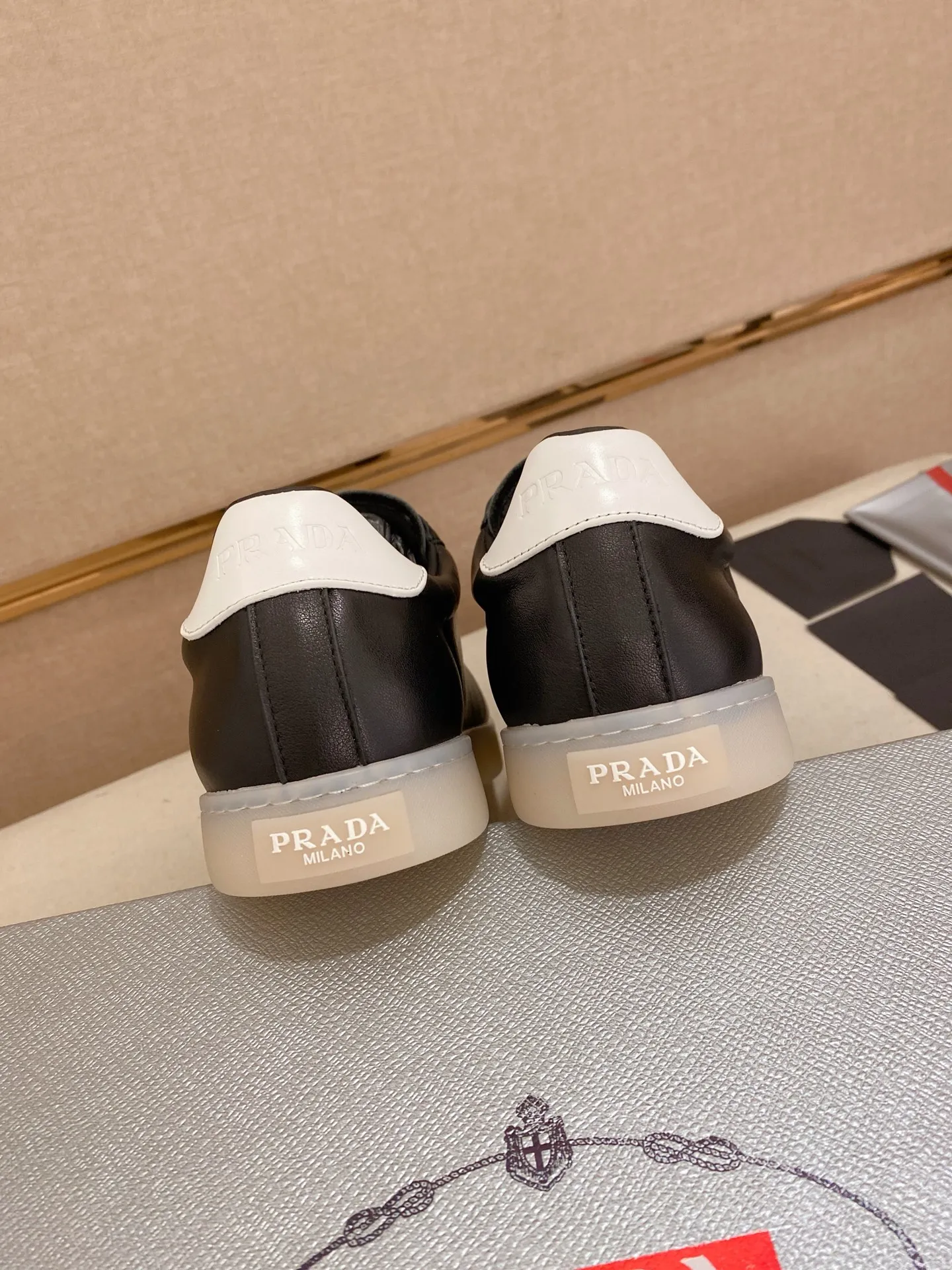 Men's shoes 💰 540💰 ✔️✔️✔️High-quality new PRADA counters are launched at the same time. The new men's shoes and 😘fabrics are selected from first-layer cowhide and are made by pure handicrafts. Lining: Full cowhide lining. 👍🏿 High-end ☄️ air-cushion molded anti-slip rubber outsole, exquisite lines, simple and elegant, comfortable and high-end for leisure travel. Code number: 38 to 44